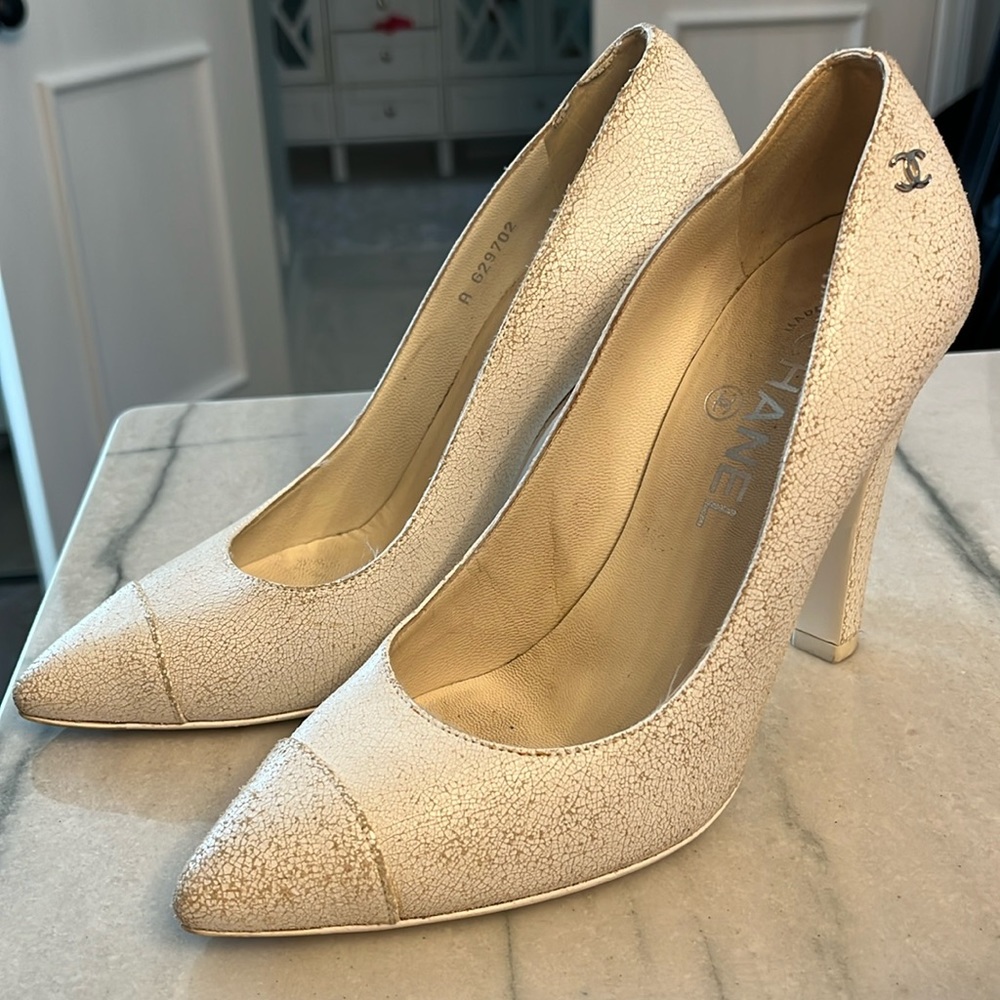 CHANEL 2014 White Crackled Leather CC Logo Pumps Sz 36.5